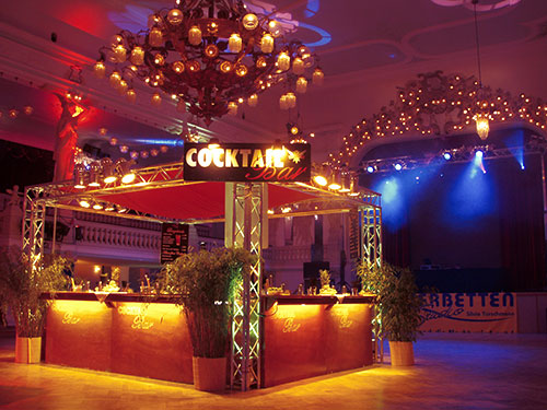 Eine schön ausgeleuchtete und dekorierte mobile Cocktailbar von CITYDRINKS in Chemnitz