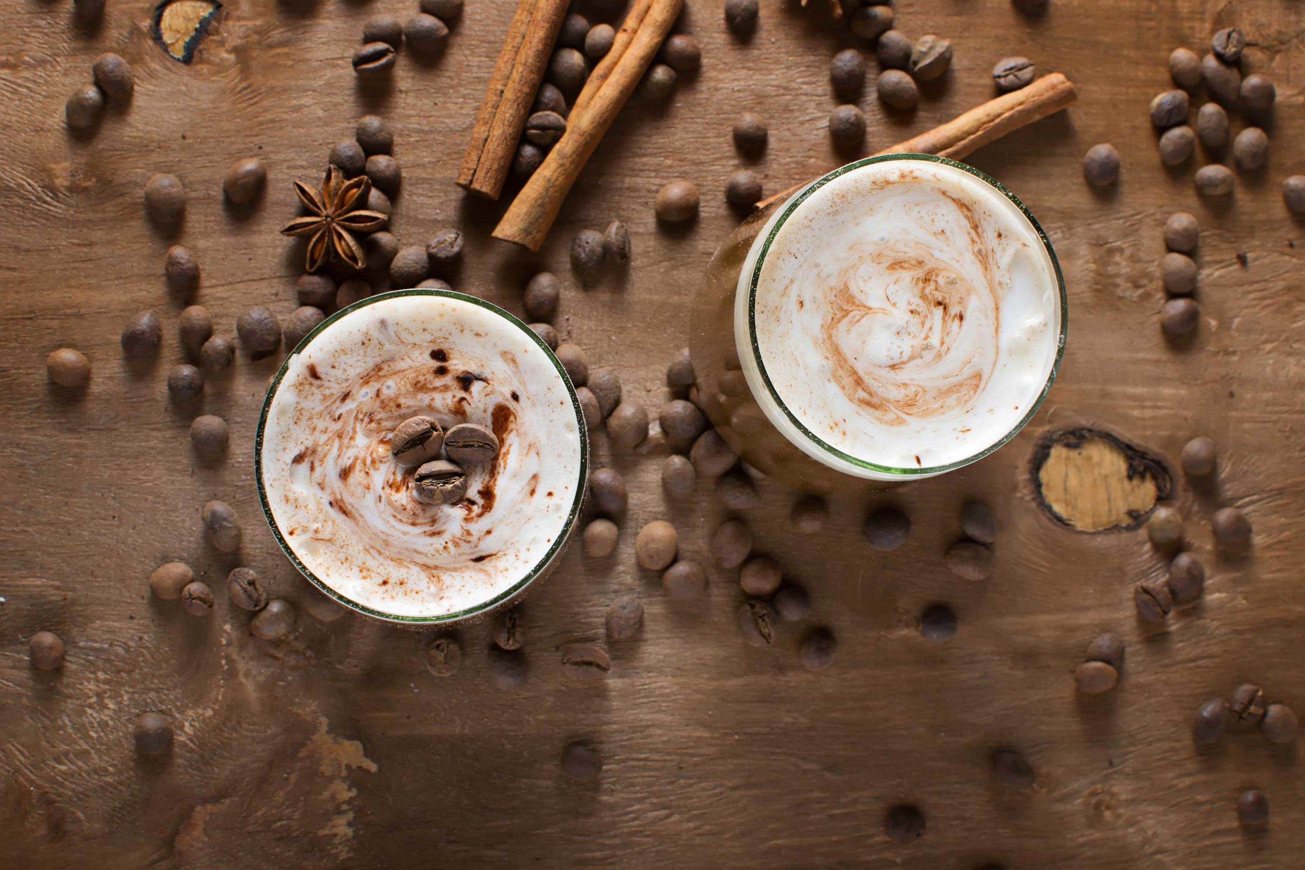 Kaffee-Kaffeebohnen-Citydrinks-Kaffeecatering mit Sahne Coldbrew